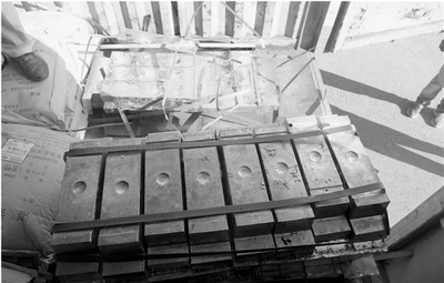 “扒车党”要钱不要命 高速公路上“飞车扒货”